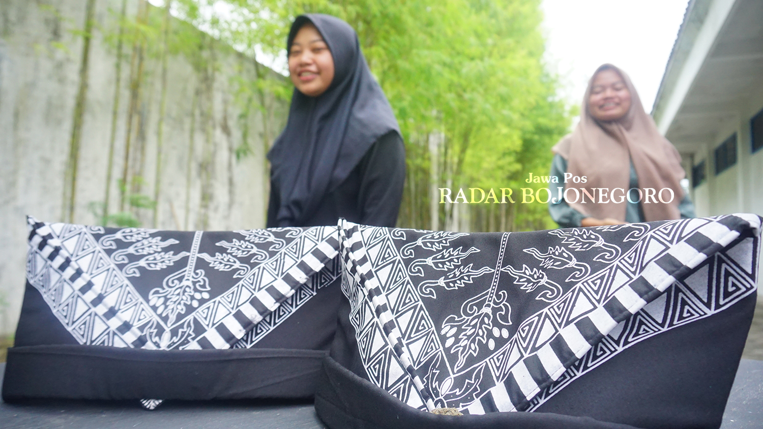 OBOR SEWU: Udeng motif obor sewu Saminsurosentiko ini akan digunakan ASN Pemkab Bojonegoro di hari tertentu. (YANA DWI KURNIYA WATI/RADAR BOJONEGORO)