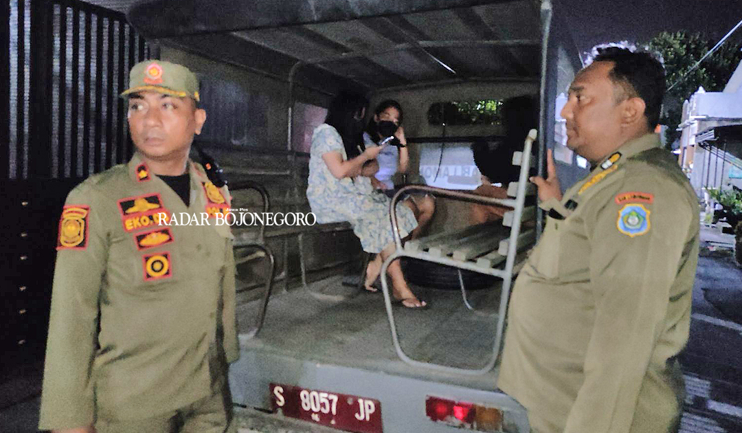 MERESAHKAN: Lima pasangan bukan suami istri diangkut ke Kantor Satpol PP setelah kedapatan ngamar di dua rumah kos di Lamongan.