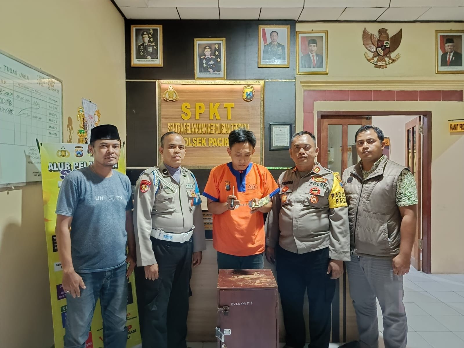 TERTUNDUK MALU: M. Toyyib menunjukkan barang bukti obeng yang digunakan untuk mencuri kotak amal di area Makam Syekh Maulana Ishaq.