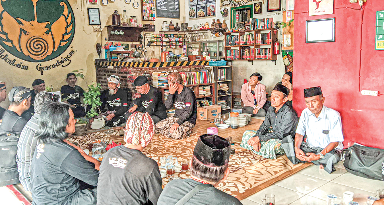 RUKUN: KSB Perwakilan Njeng Sunan Surakarta menggelar pertemuan di Desa Ngumpakdalem, Kecamatan Dander pada Selasa (5/3). Mereka rutin bersalawat tembang Macapat Jawa.