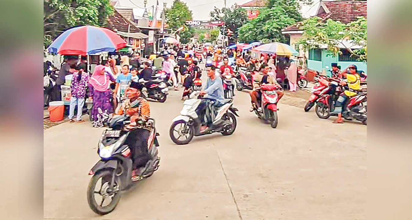 RAMAI: Hilir mudik warga Kecamatan Ngasem meramaikan kawasan Tugu Ngasem. Mereka sibuk berburu takjil.