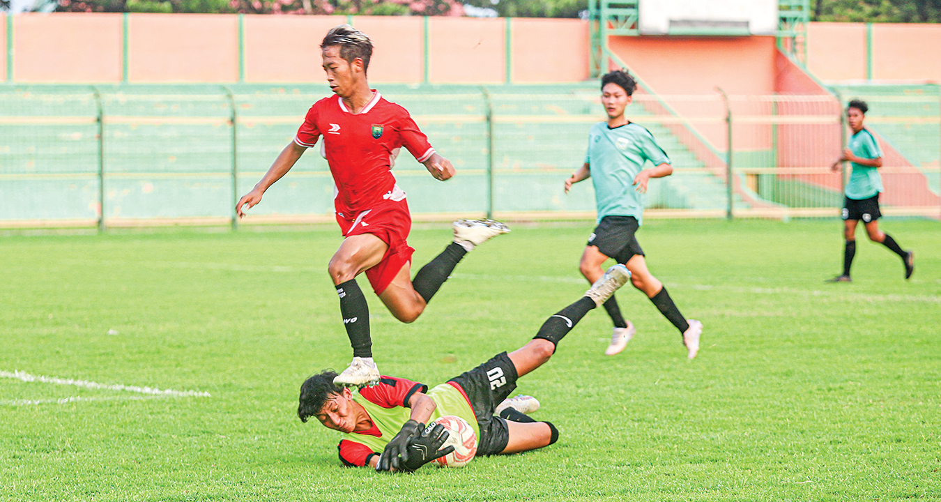 PERSIBO: Fajar Mubaroqi pemain baru Persibo ketika menjalani salah satu uji coba di Stadion Letjend Soedirman (SLS) Bojonegoro.