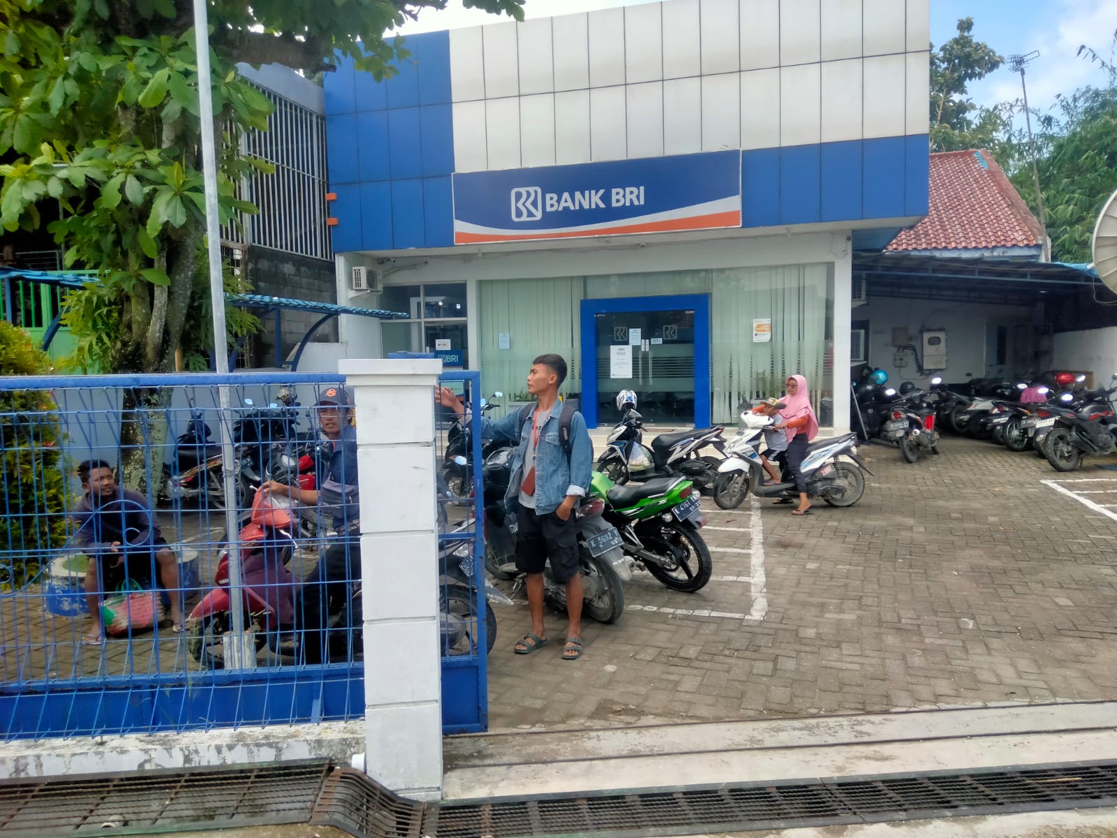 NASABAH: Kondisi kantor BRI Unit Sidorejo tampak dari depan, seorang nasabah sedang memarkir sepeda motor.