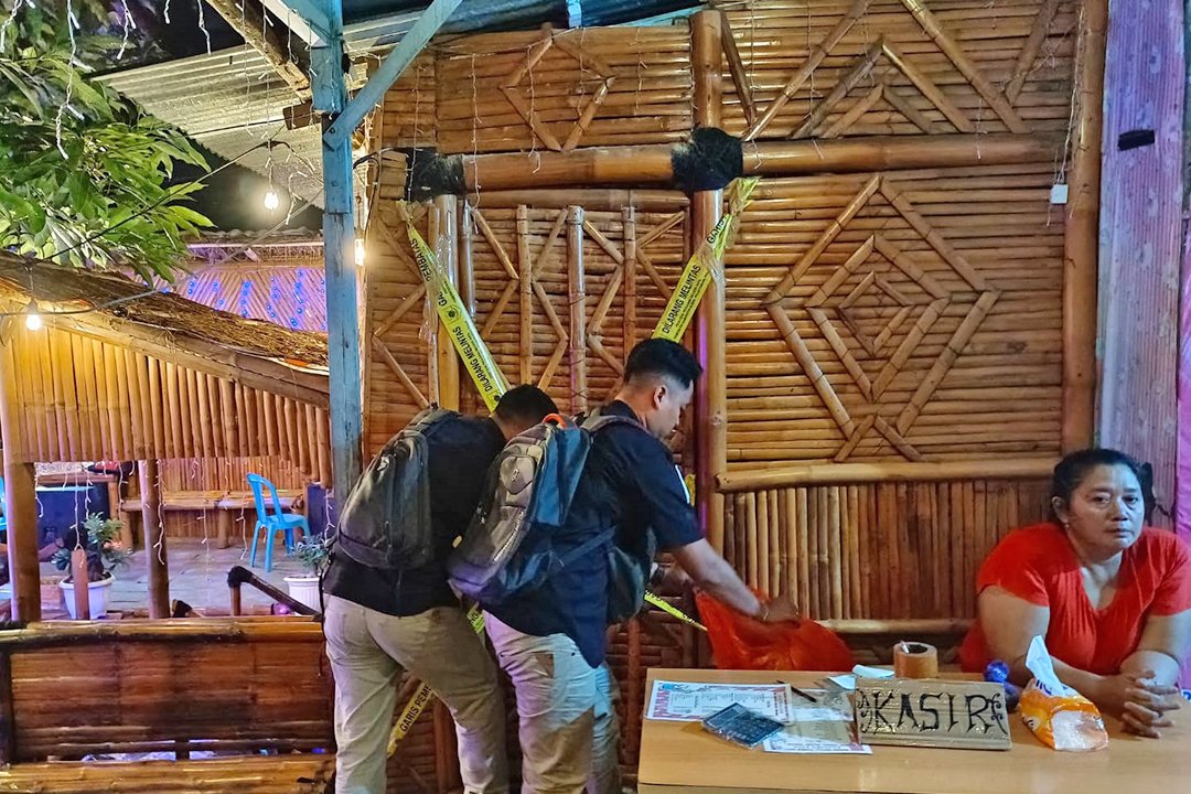 SEGEL: Petugas Satpol PP Melakukan Penyegelan salah satu karaole di Kecamatan Sambong pada Sabtu malam lalu (16/3).