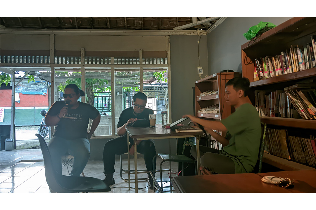 DISKUSI: Muhamad Baharudin Romadhoni bersama pegiat Buku Jenggala di salah satu warung kopi di Bojonegoro.