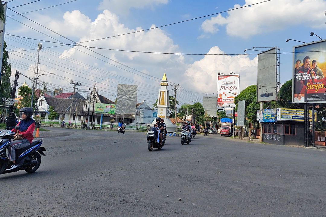 PERIZINAN: Di setiap sudut perempatan Tugu Cepu tampak kokoh berdiri beragam papan reklame dengan berbagai ukuran