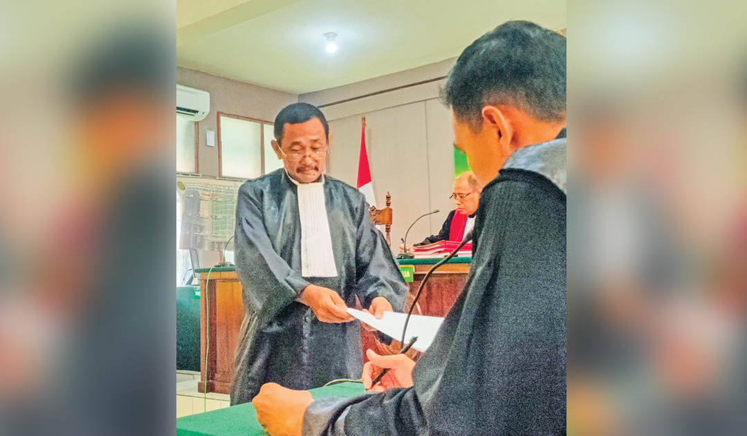 TUNTUT 7 TAHUN: Jaksa Penuntut Umum Suprayitno menyerahkan berkas tuntutan tujuh tahun terkait kasus perantara sabu ke penasihat hukum Arif Hidayat.