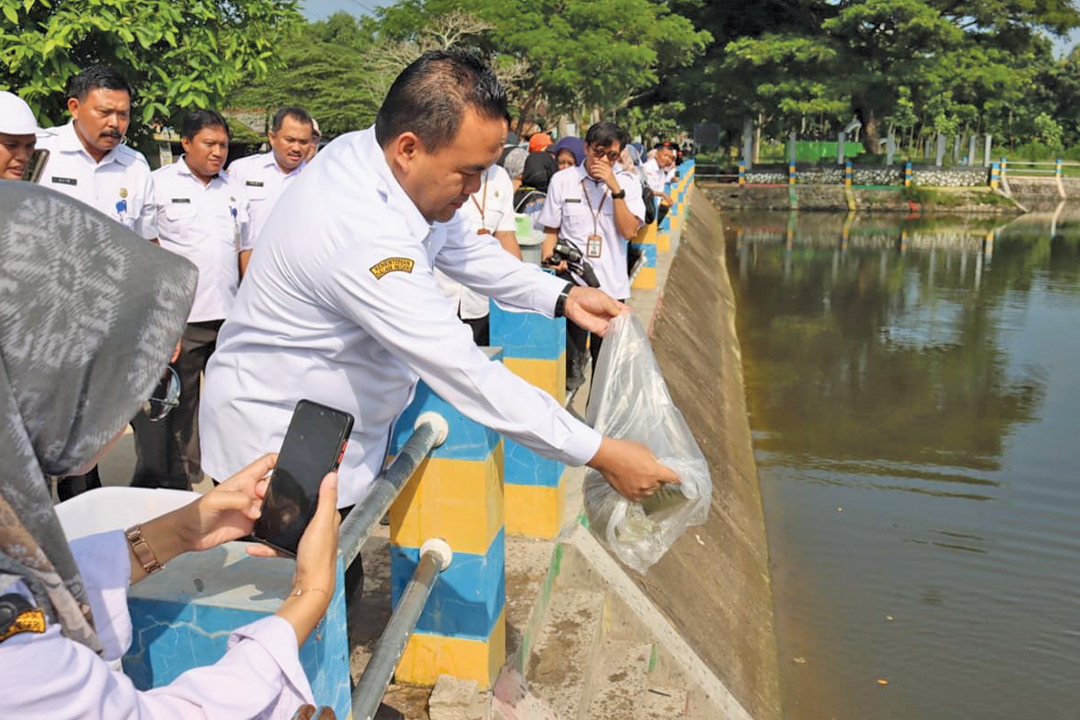 TEBAR BENIH: Bupati Blora Arief Rohman Bersama DP4 menebar benih ikan di Embung Rowo Kelurahan Karangjati, Kecamatan Blora, Rabu (20/3).