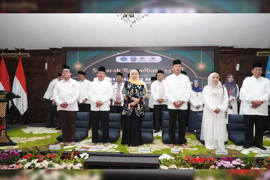 SEMANGAT BERBAGI: Gubernur Jatim Periode 2019-2024 Khofifah Indar Parawansa, Asisten Pemerintahan dan Kesra Provinsi Jatim Benny Sampirwanto, Bupati Lamongan Yuhronur Efendi, Ketua Baznas Jawa Timur K