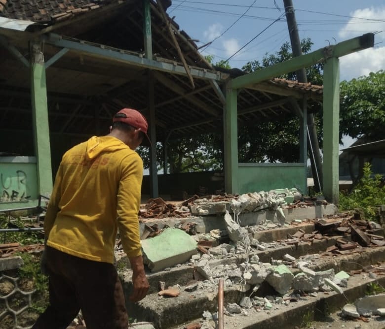 Salah satu bangunan balai desa di Parengan, Tuban yang terdampak gempa bumi. (ISTIMEWA/RADAR BOJONEGORO)