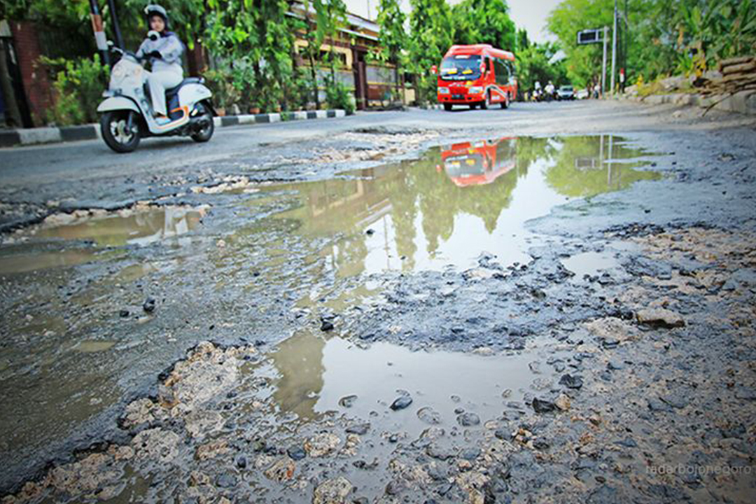 Foto jalan berlubang