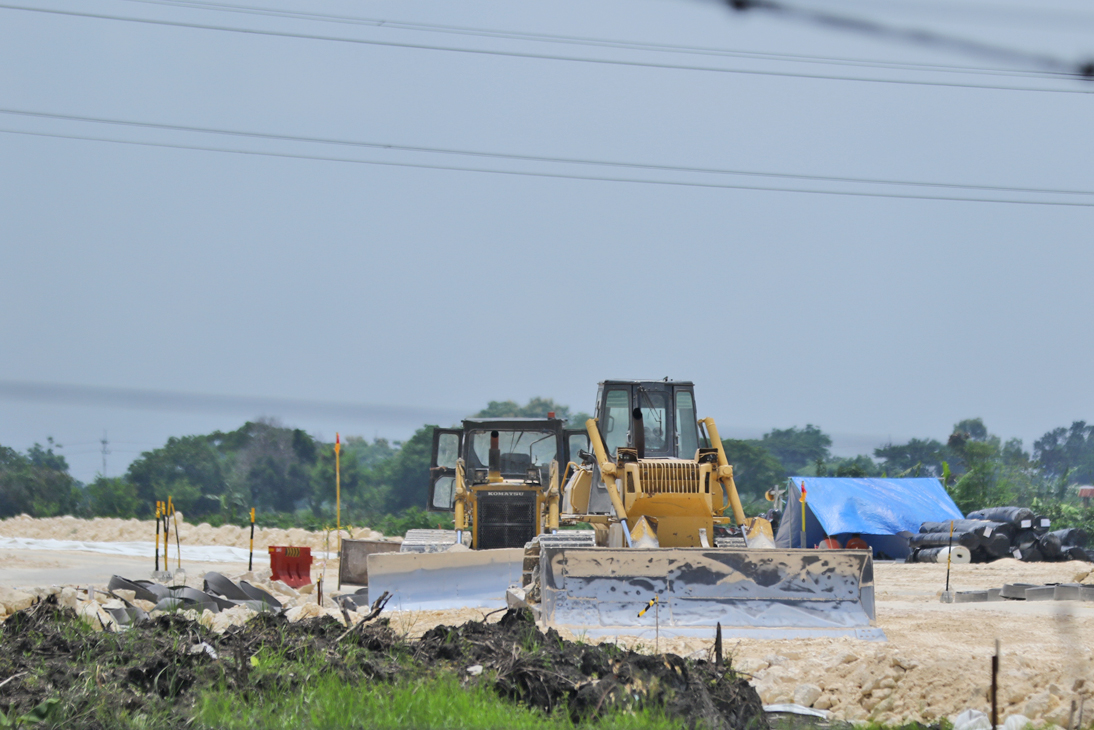 SESUAI PROGRES: Potret pengerjaan proyek jalur lingkar utara (JLU) antara Desa Plosowahyu, Kecamatan Lamongan &ndash; Kecamatan Deket.