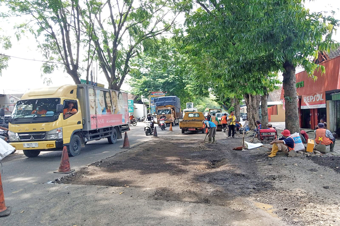 PERBAIKAN: Kondisi beberapa ruas Jalan Ahmad Yani rusak dan sedang proses perbaikan. Pengendara motor diharap hati-hati saat melintas jalan protokol tersebut.