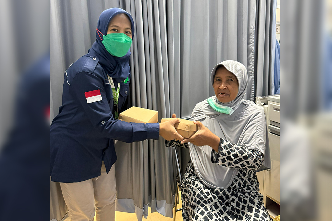 BERBAGI: Tim PKRS RSUD Sumberrejo membagikan takjil gratis kepada keluarga pasien selama ramadan.