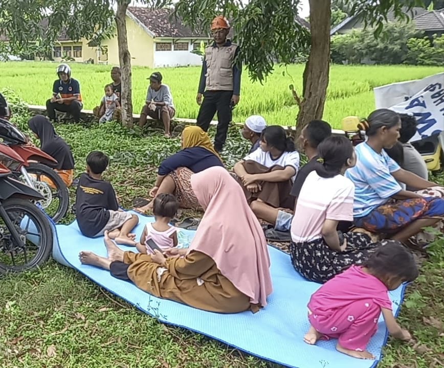 Beberapa warga yang mengungsi dari gempa bumi di Bawean (Istimewa/Radar Bojonegoro)
