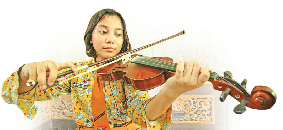 BERBAKAT: Raylene Anabel Kaseh, salah satu violinis muda di Lamongan (ANJAR DWI PRADIPTA/RADAR LAMONGAN)