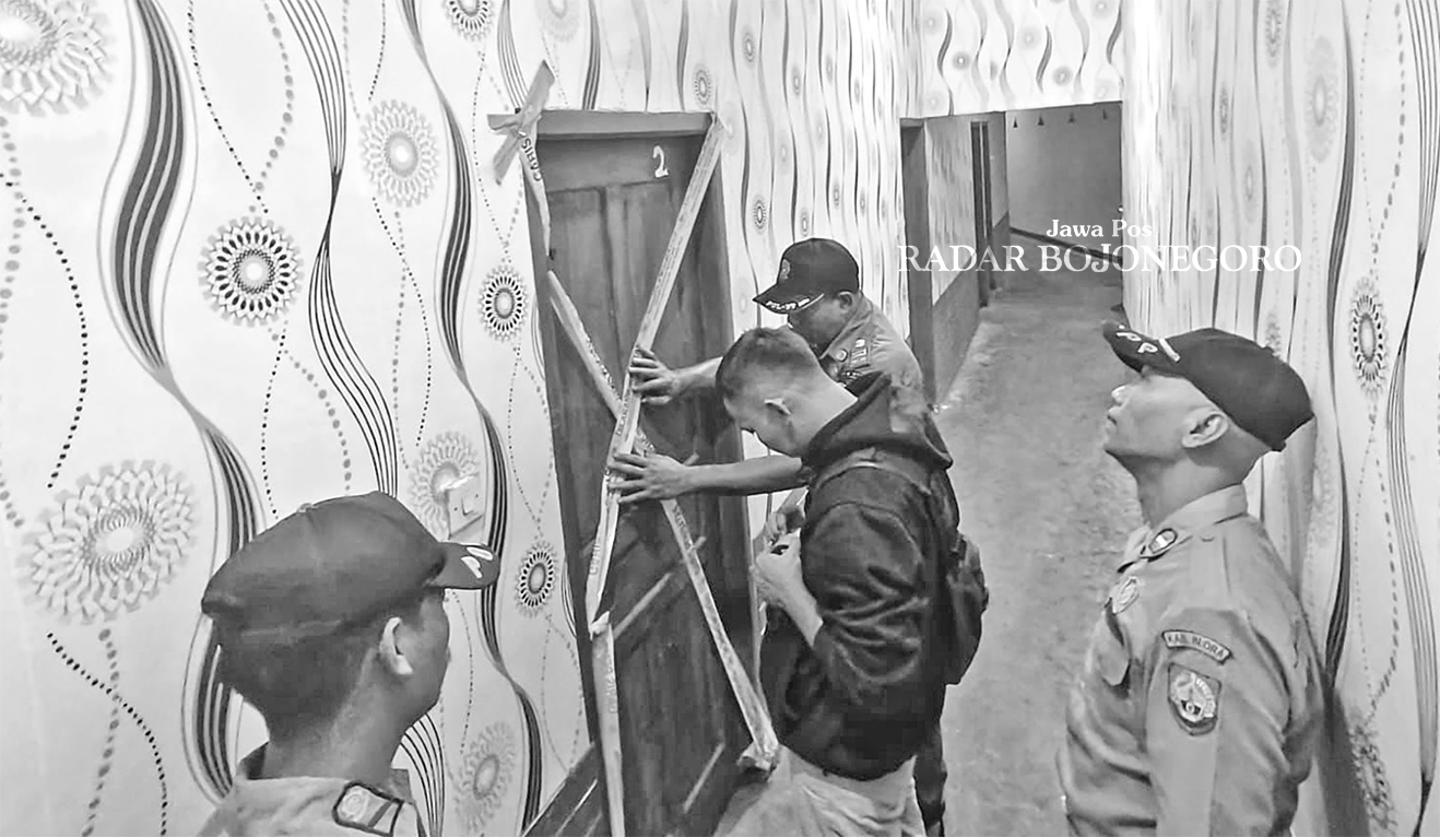 SEGEL: Petugas Satpol PP Blora menutup paksa tempat kafe karaoke cafe yang berada di Komplek Cumpleng Indah, Kecamatan Todanan pada Rabu dini hari lalu (20/3). (SATPOL PP BLORA FOR RADAR BOJONEGORO)