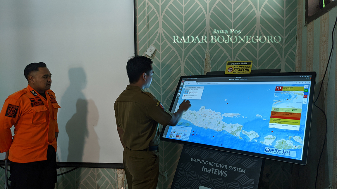 PANTAU PERGERAKAN: Petugas sedang memantau pergerakan gempa. Berdasarkan data BMKG tercatat 20 kali gempa dalam sehari Jumat (22/3) (DHANI WAHYU ALFIANSYAH/Radar Bojonegoro)