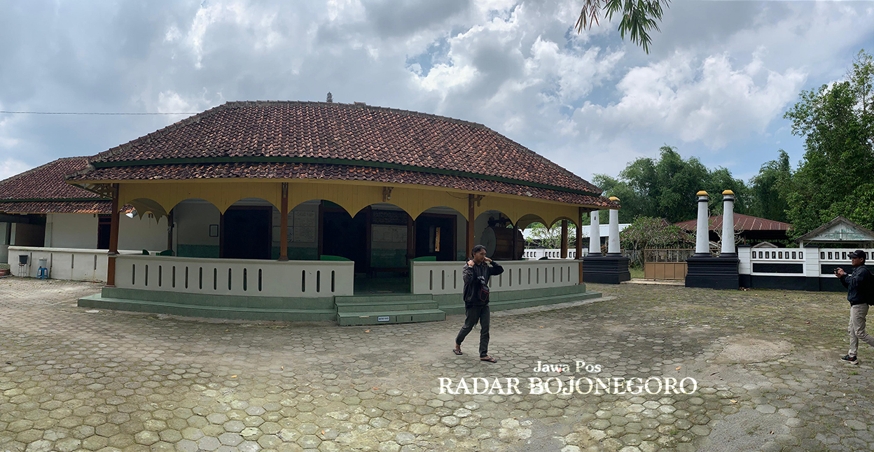 OTENTIK; Satu abad lebih berdiri, bangunan Masjid Baiturrahman masih terjaga keasliannya. (RAHUL OSCARRA DUTA/RADAR BOJONEGORO)