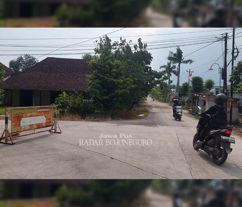 MEMUTAR: Akses utama ruas Jalan Gadon-Ngloram ditutup pengendara harus memutar ke jalan alternatif.