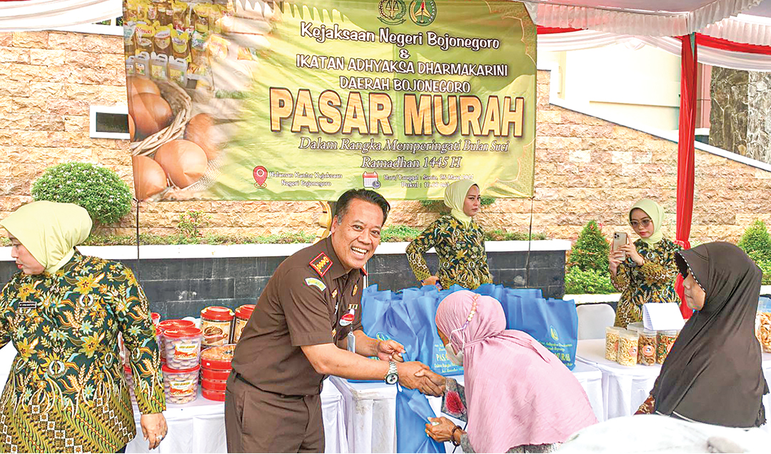 PEDULI: Kajari Bojonegoro Muji Martopo menyalurkan sembako kepada warga, bentuk kepedulian Korps Adhiyaksa di tengah meningkatnya harga kebutuhan pokok menjelang Lebaran.
