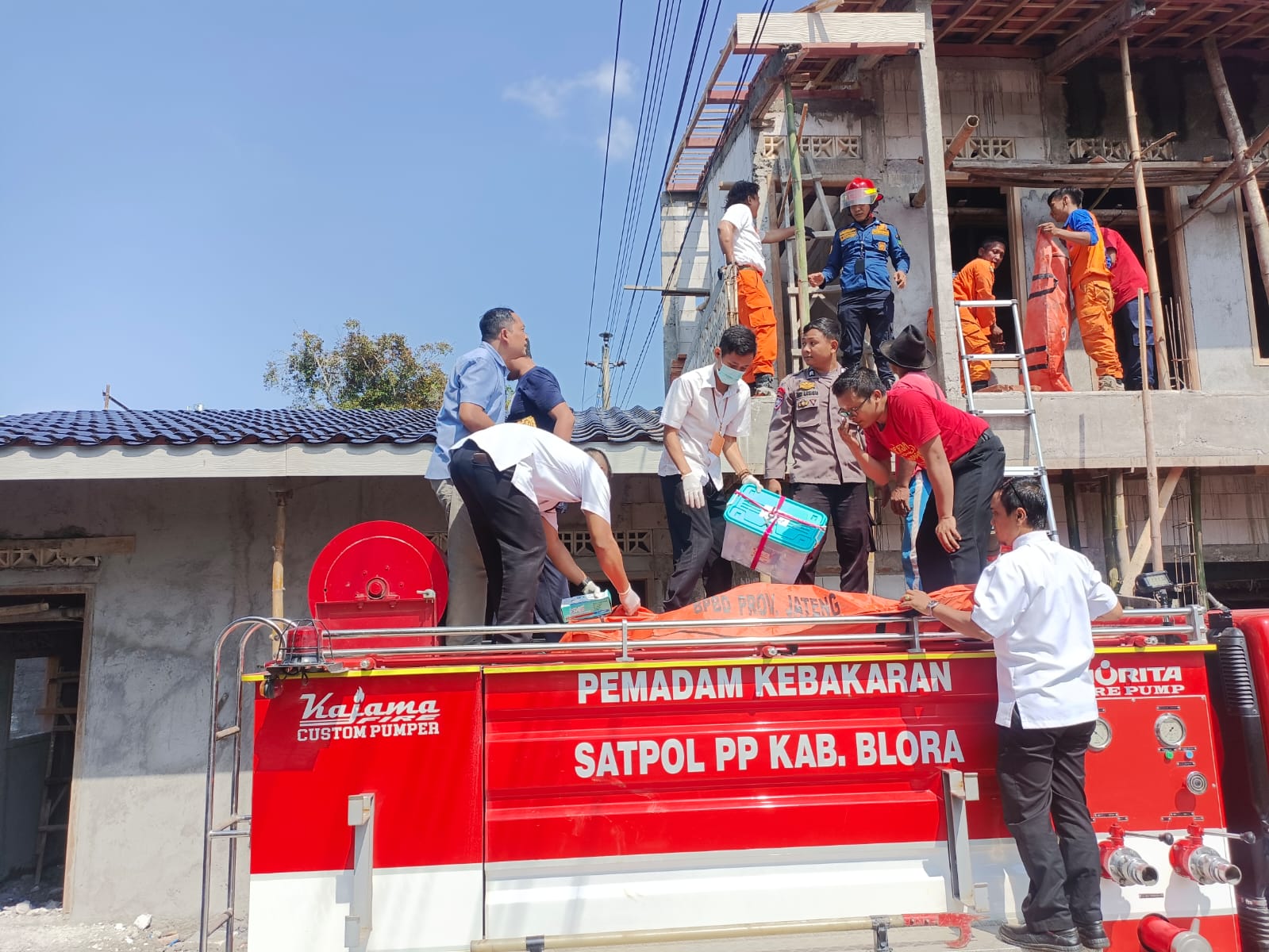 EVAKUASI: Petugas gabungan mengevakuasi jenazah tukang bangunan yang tewas akibat tersengat listrik di Kecamatan Jepon, Selasa (26/3).