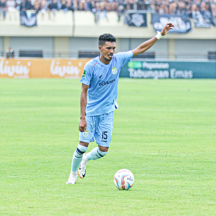 BERSEDIA UNTUK KEMBALI: Alfin Tuasalamony ketika memperkuat Persela di Liga 2 musim 2023 - 2024.