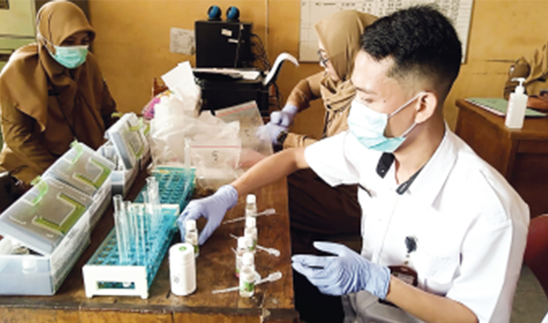 UJI PANGAN: Petugas Dinas Kesehatann Blora saat menguji bahan pangan yang diambil dari Pasar Sido Makmur dan Pasar Ngawen.