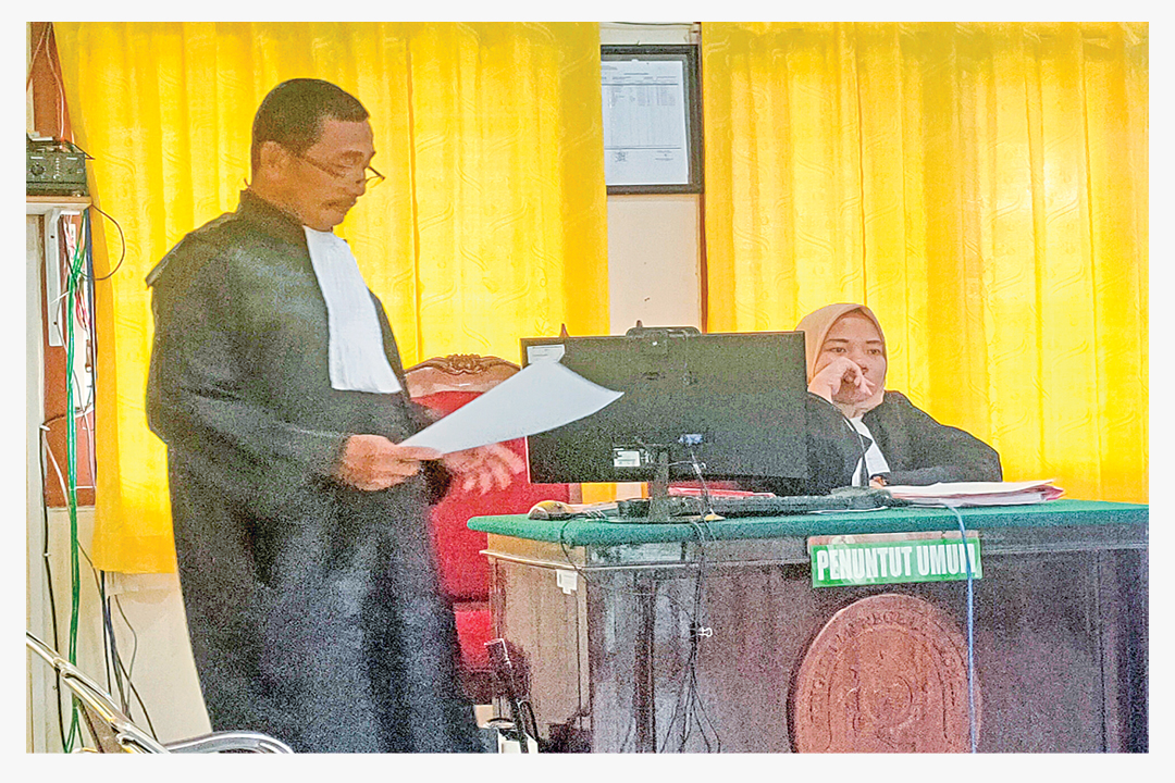 TUNTUT 1,5 TAHUN: JPU Suprayitno membacakan tuntutan pada sidang kasus pencurian kotak amal.