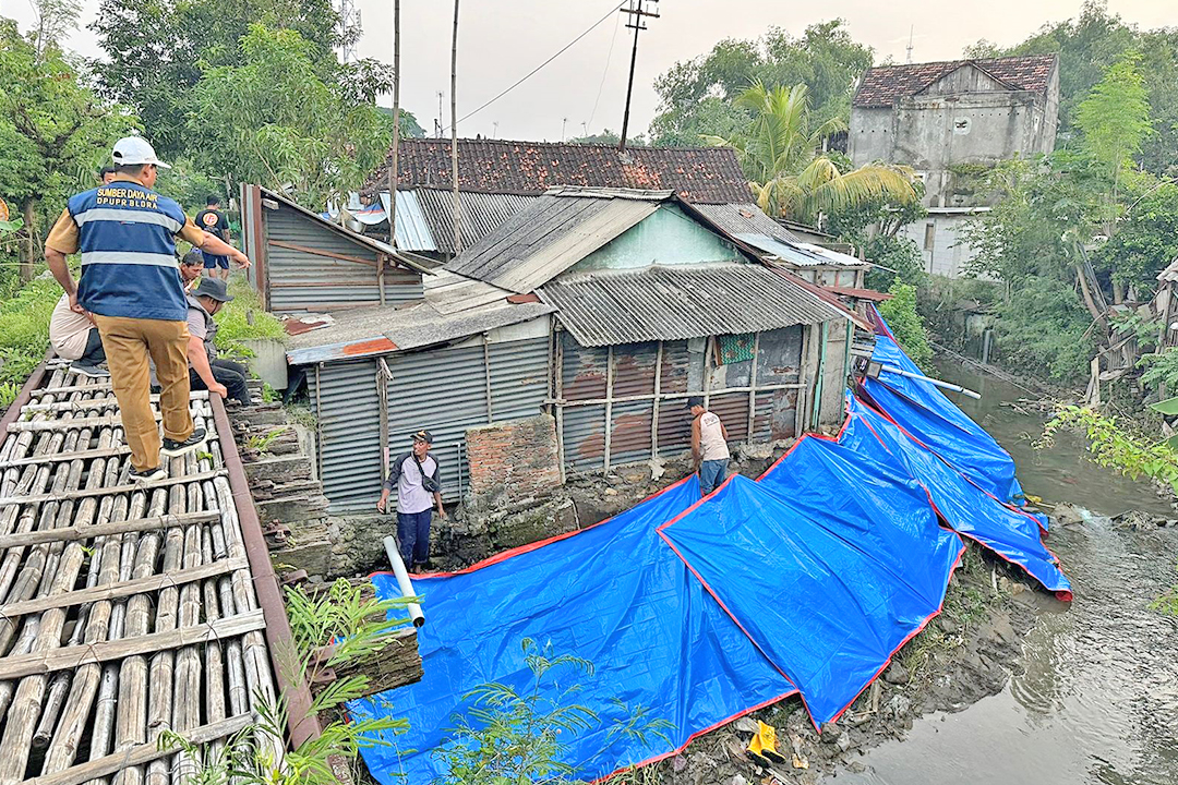 DARURAT: Longsoran di Kelurahan Balun, Kecamatan Cepu telah dipasang terpal guna mencegah longsor susulan, mengingat ada dua rumah terdampak.