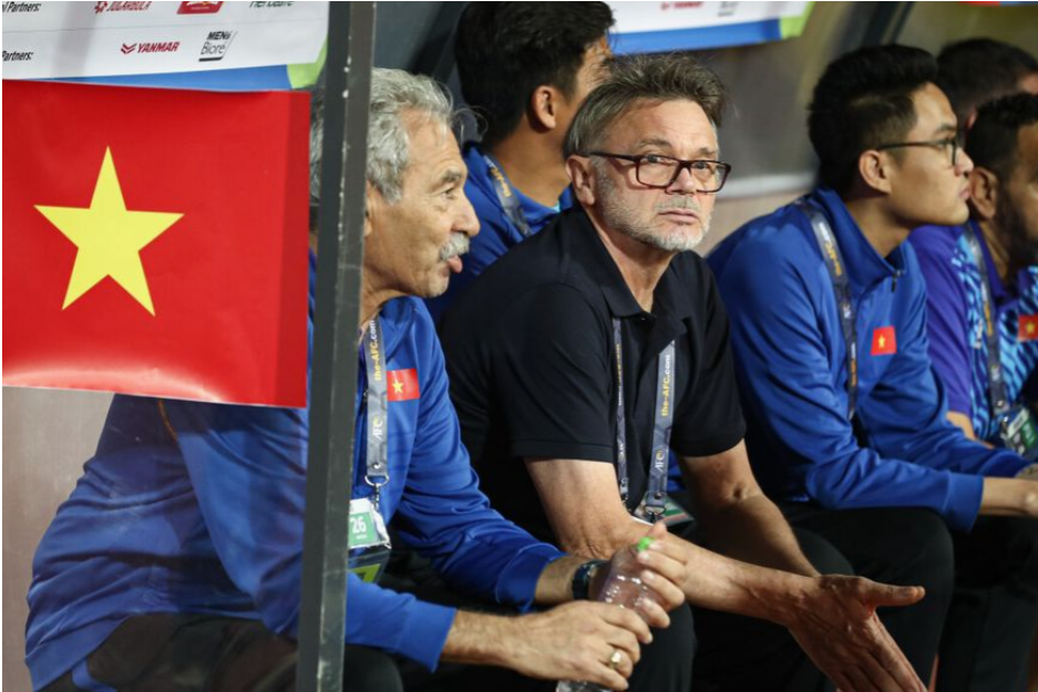 Philippe Troussier resmi meninggalkan kursi kepelatihan Vietnam senior dan U-23. Posisinya digantikan oleh Mai Duc Chung untuk senior dan Hoang Anh Tuan untuk U-23. (Dok. AFC)