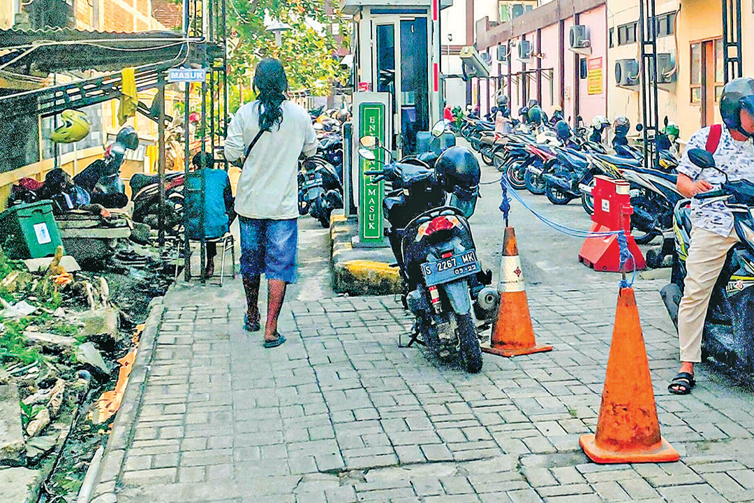 LEBIH RINGAN: Penyedia jasa parkir bakal lebih ringan, akibat penurunan tarif dari 20 persen menjadi 10 persen.