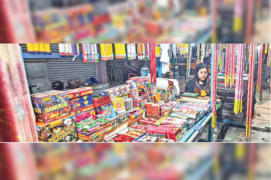 BELUM BANYAK PEMBELI: Salah satu penjual kembang api di kompleks Pasar Kota Lamongan.