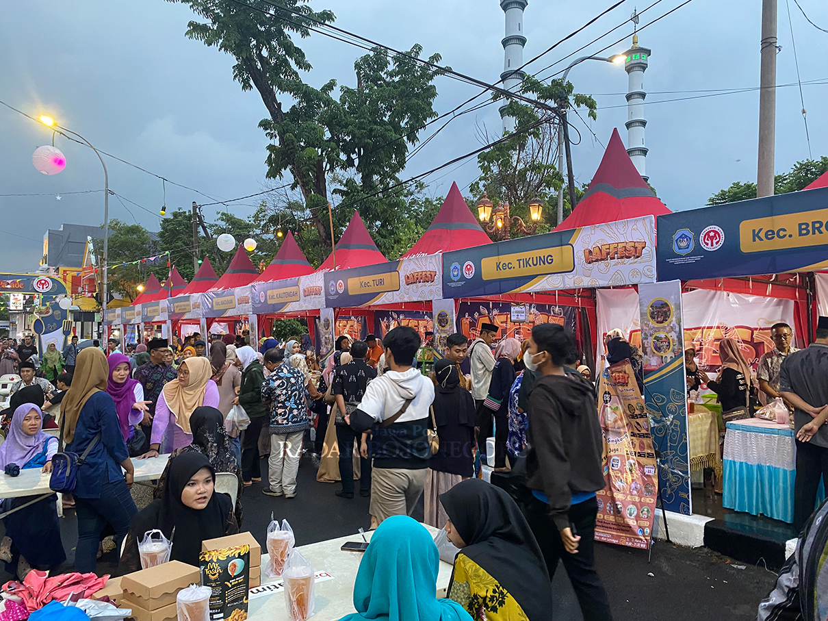 MERIAH: Ragam kuliner produk UMKM dari Dinas Koperasi dan Usaha Mikro disajikan dalam Lamongan Food Festival and Ramadan Fashion Parade (LAFFEST) di halaman Pemkab Lamongan kemarin (29/3). (MERY ISNAW