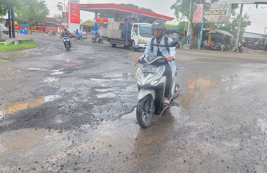 RUSAK : Ruas Jalan Cepu-Randublatung yang rusak kini diusulkan perbaikan ke Pemprov Jateng.