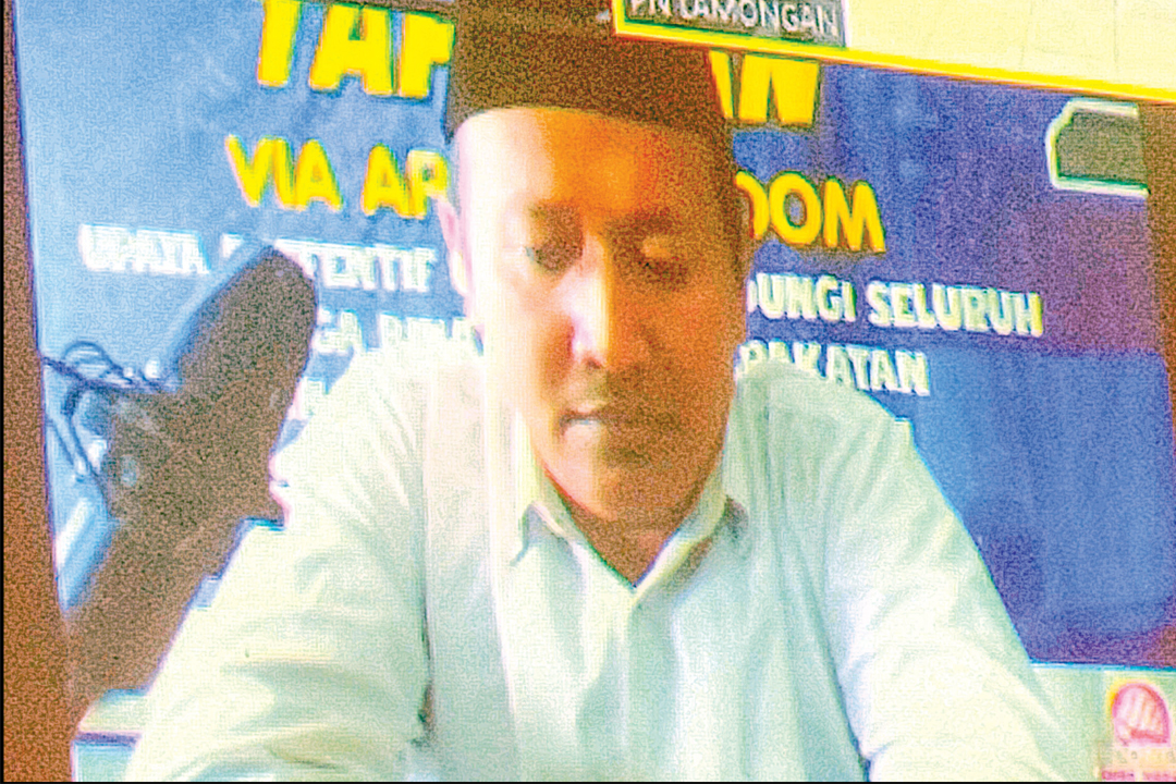 TERTUNDUK MALU: Terdakwa Afif Al Anshori meminta keringanan hukuman kepada majelis hakim setelah dituntut dua tahun penjara oleh JPU.