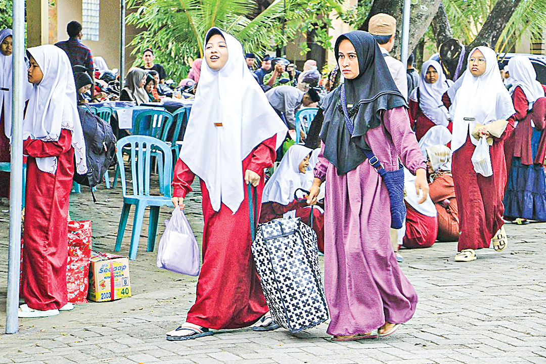LIBURAN LEBARAN: Santri menenteng tas persiapan liburan Lebaran. Mulai 20 Ramadan, rerata pesantren sudah meliburkan aktivitas belajar, dan kembali masuk belajar usai Lebaran Idul Fitri mendatang.