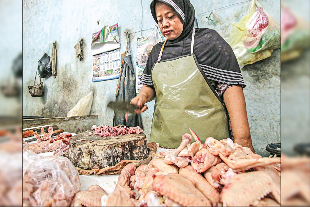 ALAMI KENAIKAN HARGA: Pedagang daging ayam di salah satu pasar tradisional.