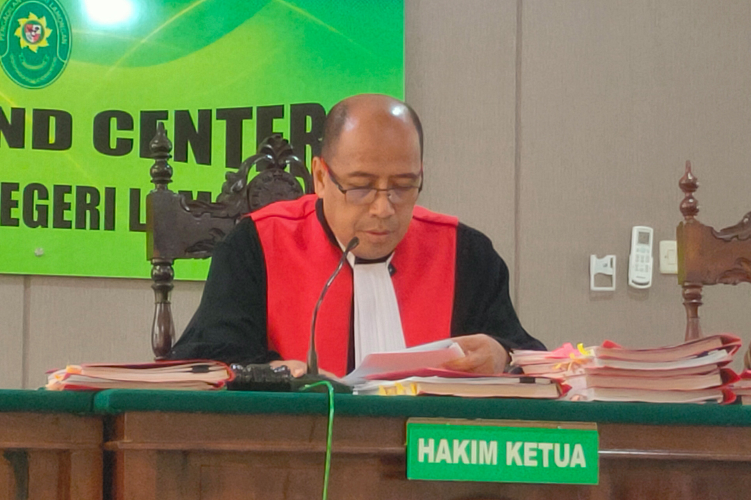 BACAKAN PUTUSAN: Ketua Majelis Hakim PN Lamongan, ErvenLanggeng Kasih memvonis terdakwa Andi dan Arik dengan hukumantujuh tahun lebih dua bulan penjara.