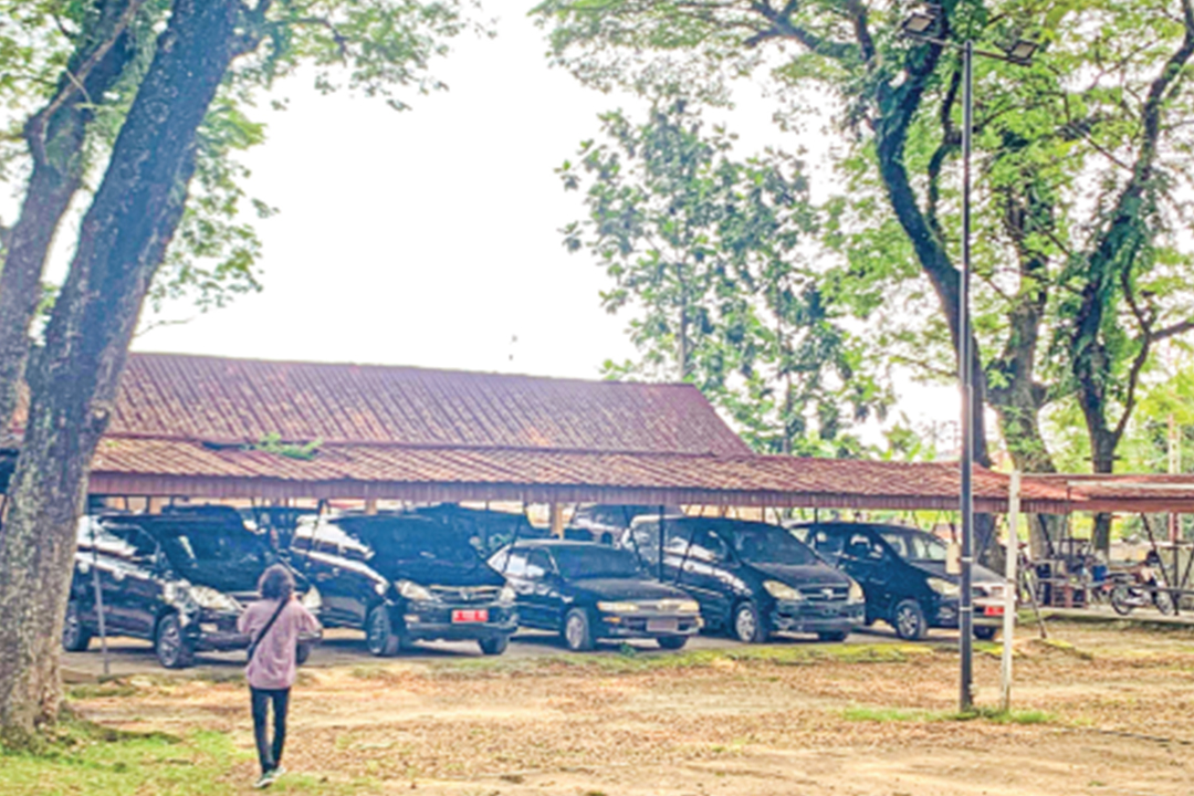 PELAT MERAH: Mobil dinas atau pelat merah sedang diparkir rapi di lingkup kantor Pemkab Blora.