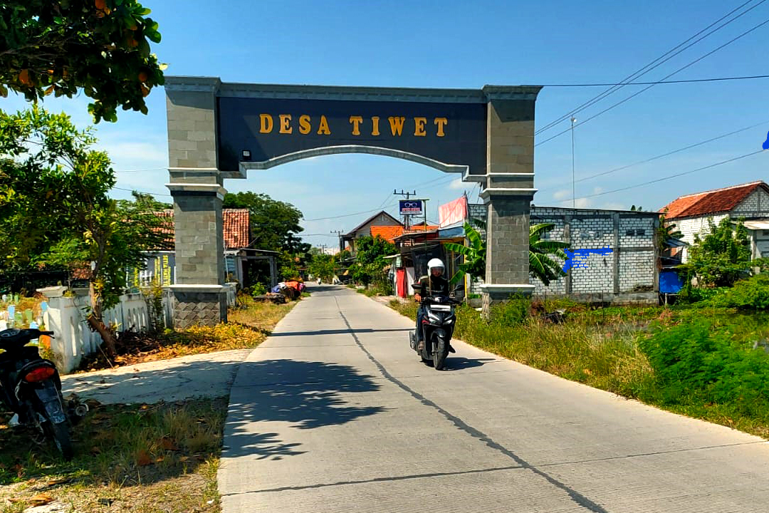 DULU LANGGANAN BANJIR: Jalan di dekat gapura Desa Tiwet, Kecamatan Kalitengah kini tak tergenang air meski musim hujan, setelah diperbaiki dan ditinggikan melalui program Jamula.