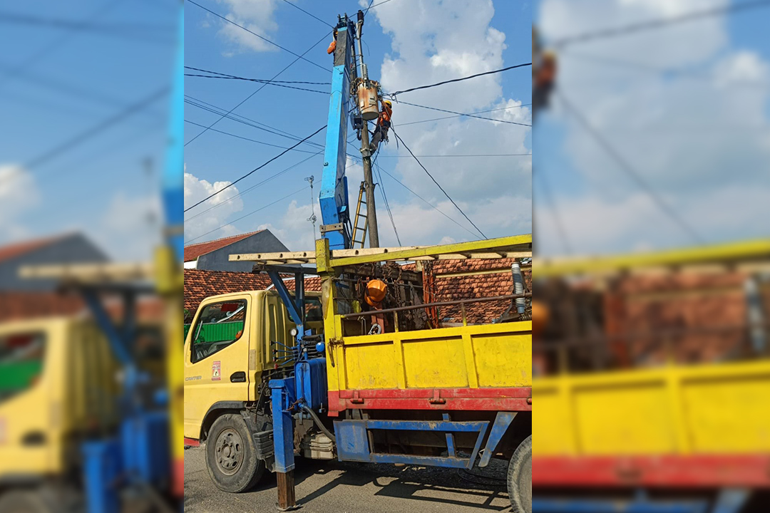 PERBAIKAN: Petugas ULP PLN Blora melakukan perbaikan salah satu trafo di Desa Bradak, Kecamatan Ngawen akibat overload. Sehingga, terjadi pemadaman listrik sekitar tiga jam.