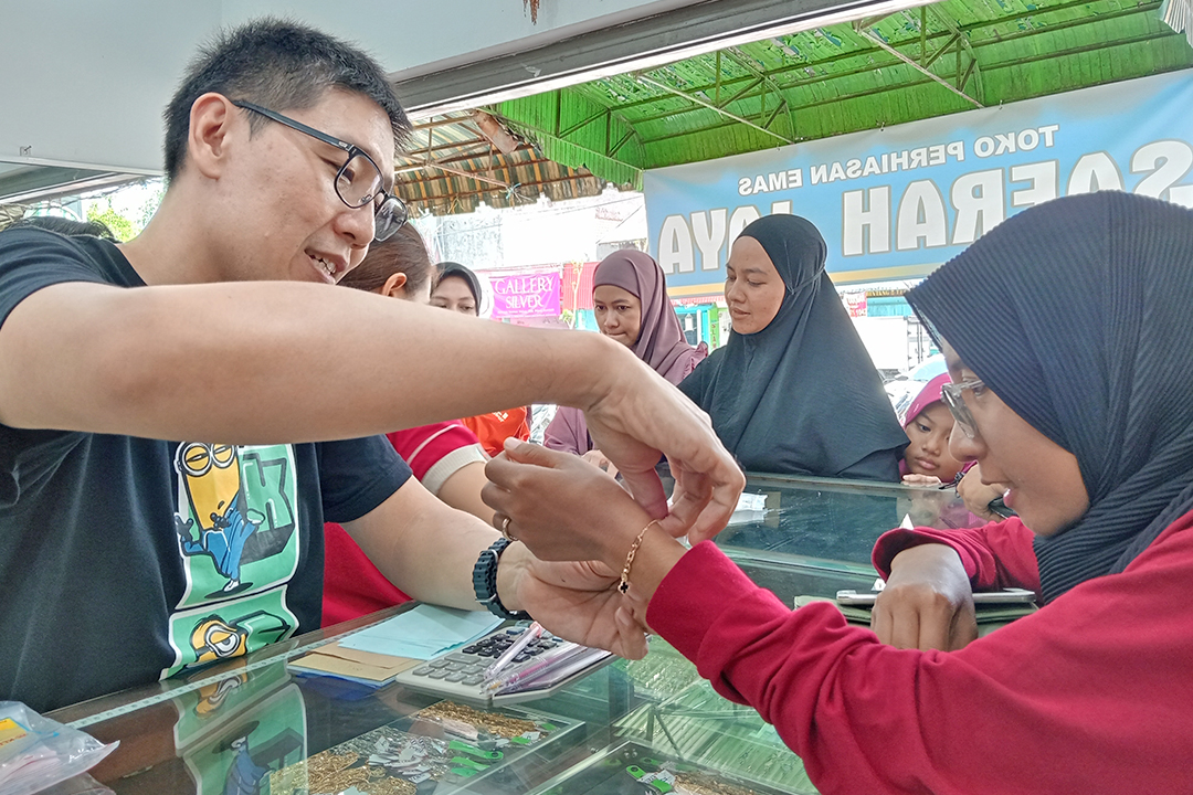 BERBURU PERHIASAN: Ibu-ibu menjelang lebaran ini berbondong-bondong ke toko perhiasan. Tapi, kali ini didominasi yang jual dibanding yang beli.