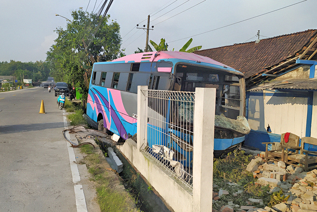 TUBRUK RUMAH: Bus jurusan Bojonegoro-Ngawi ini menerobos rumah warga Desa Purworejo, Kecamatan Padangan Kamis (3/4).
