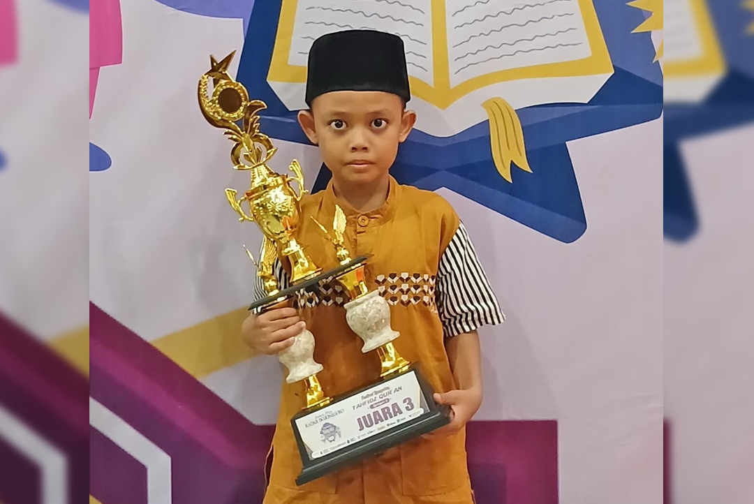 Keberhasilan M. Husni Misfa Ubaidillah menyabet juara 3 Festival Ramadan Tahfidz Quran Jawa Pos Radar Bojonegoro karena RAJIN belajar di sekolah dan rumah.