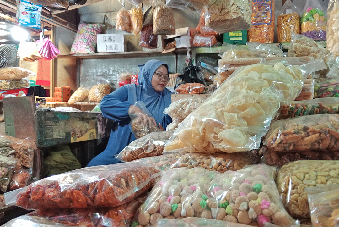 KUE LEBARAN: Berbagai jenis kudapan untuk Hari Raya Idul Fitri mulai diburu pembeli, petugas menemukan banyak produk belum bersertifikasi halal.