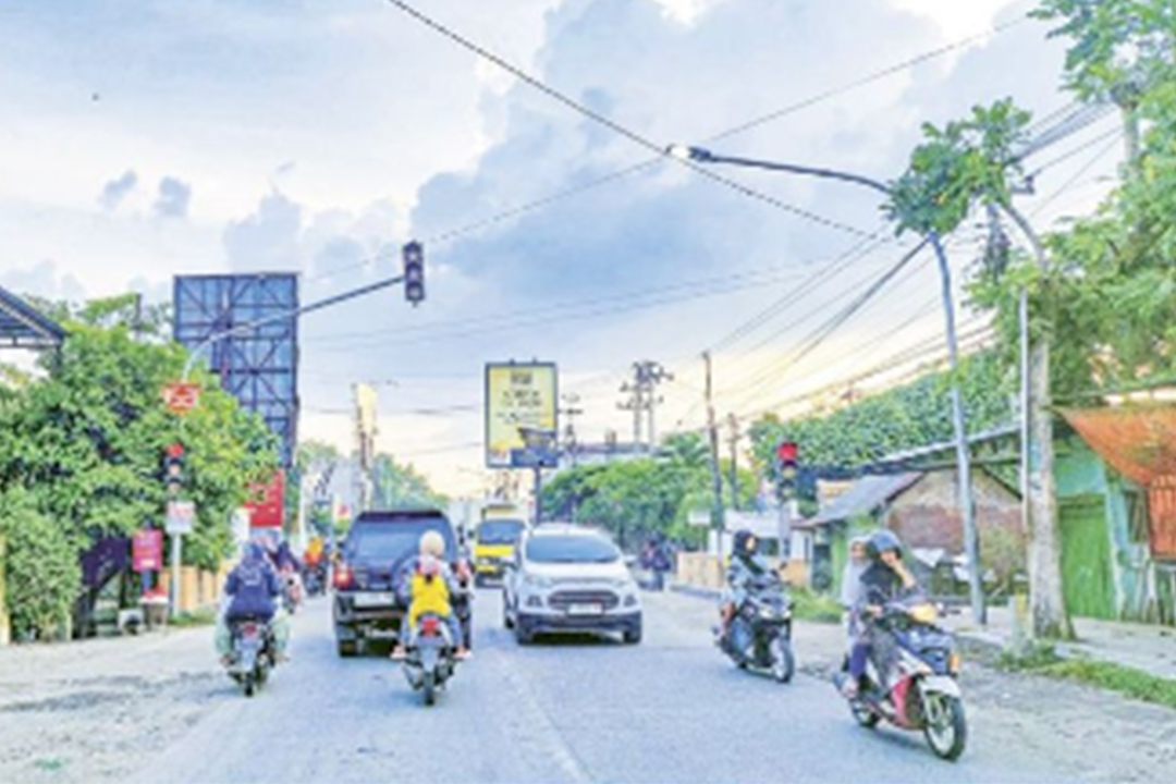 PENERANGAN: Lampu PJU di Jalanan Kecamatan Cepu. Tampak pengendara roda dua dan roda empat berlalu lalang.