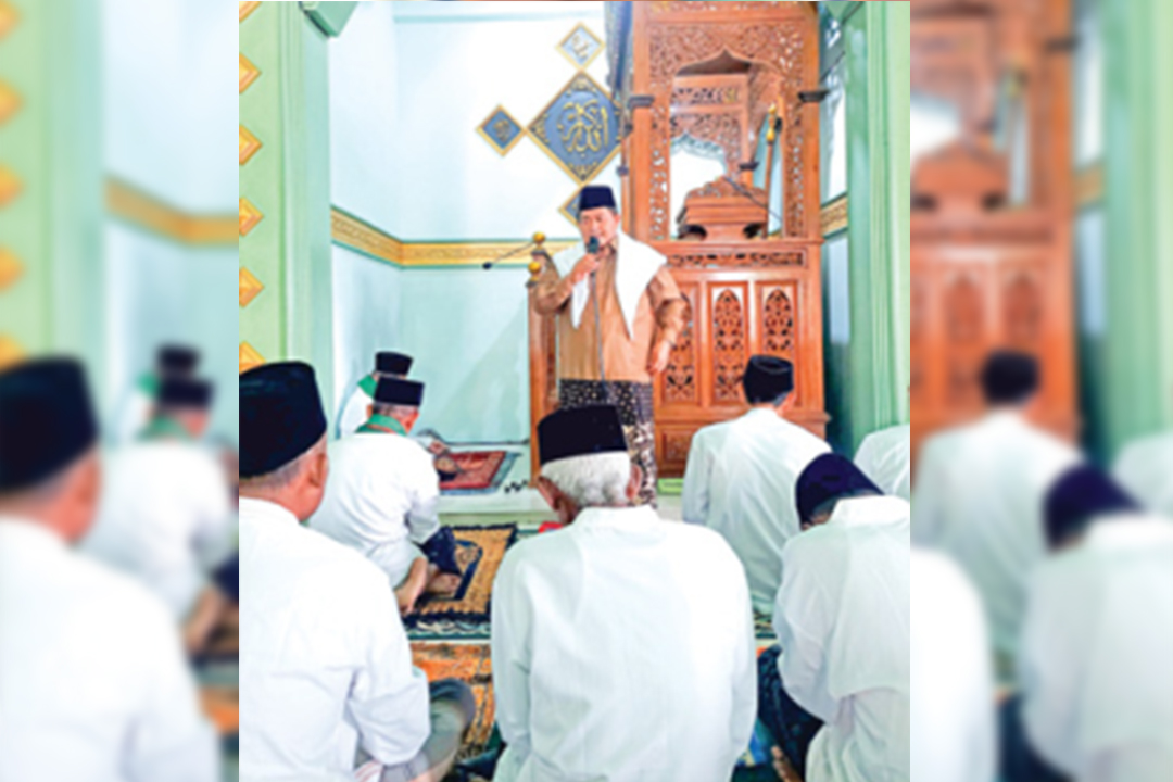 CERAMAH: Drs. KH. Tamam Syaifuddin, M.Si sedang ceramah Ramadan.