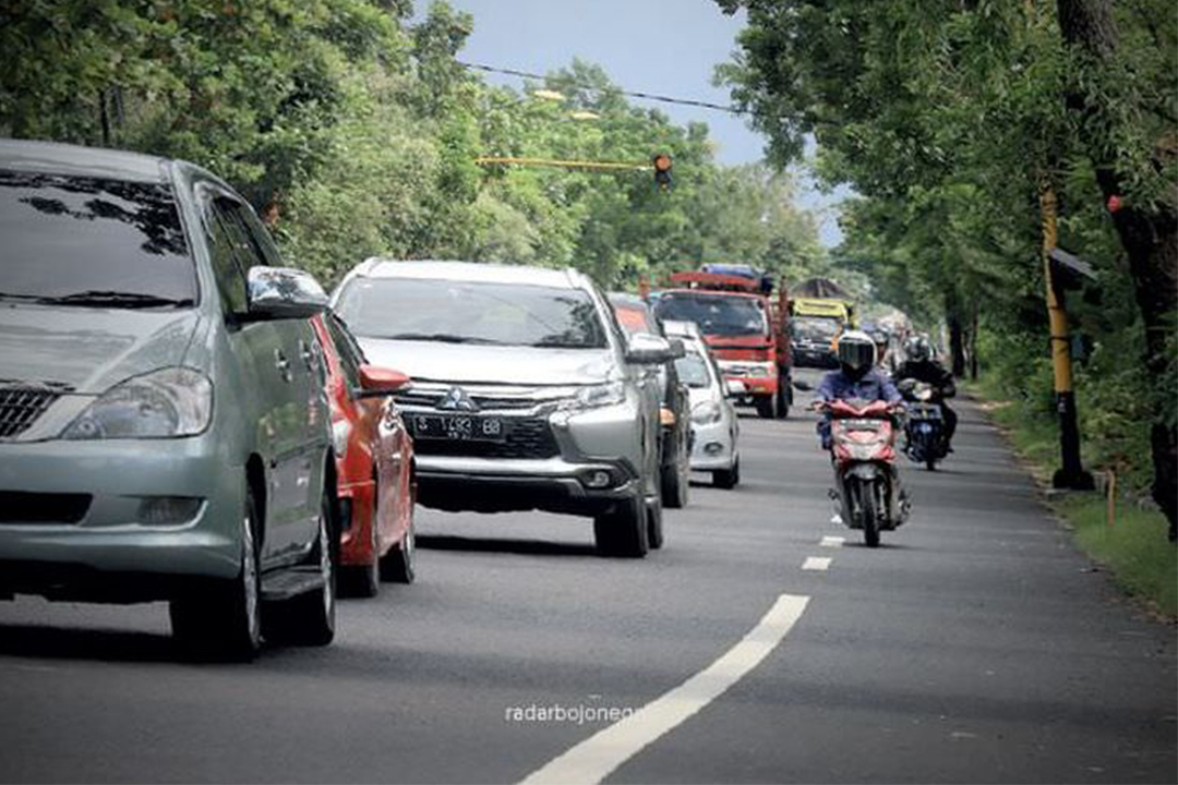 Deretan Mobil di Jalan Raya