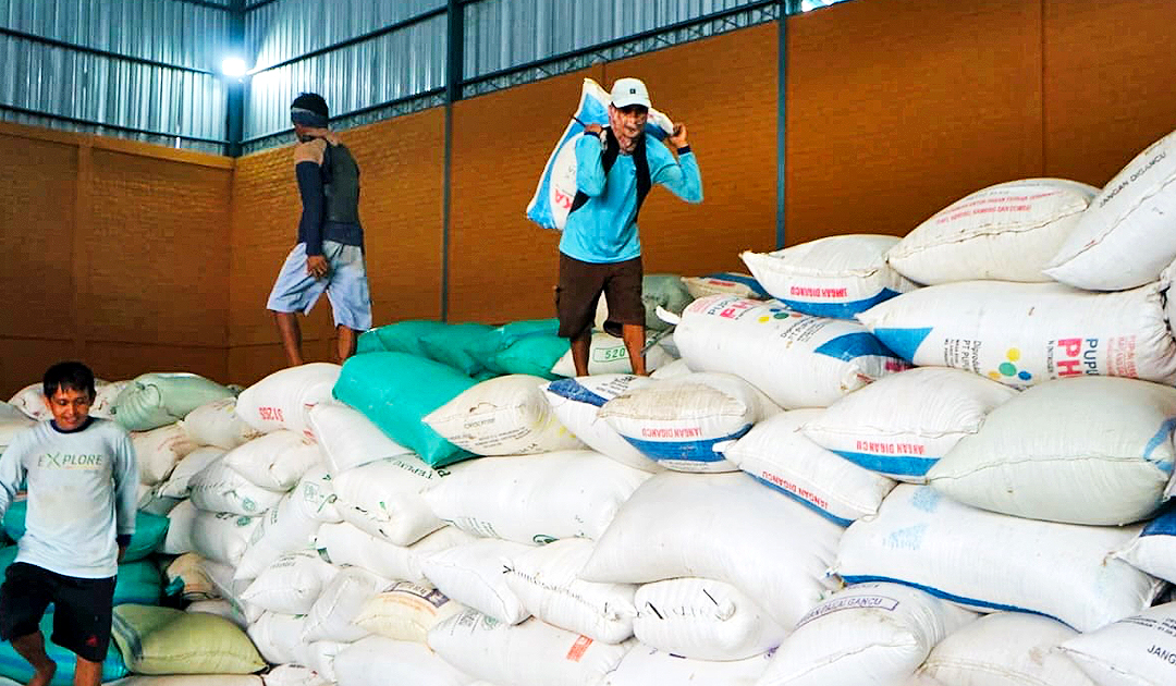 KETERSEDIAAN BERAS: Stok beras gudang produksi di Ngawen terbilang cukup. Diperkirakan harga akan turun bulan ini.